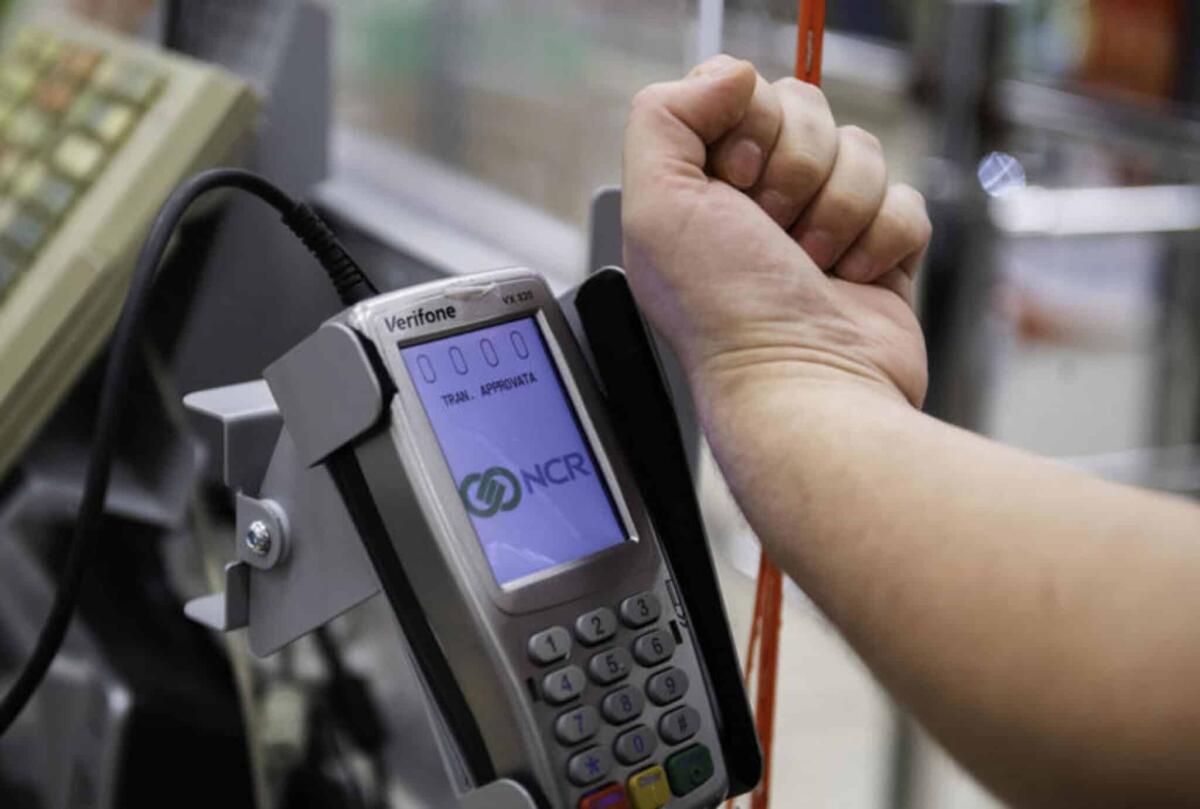 Il futuro della tecnologia umana: Mattia Coffetti pioniere dei microchip sottopelle - 