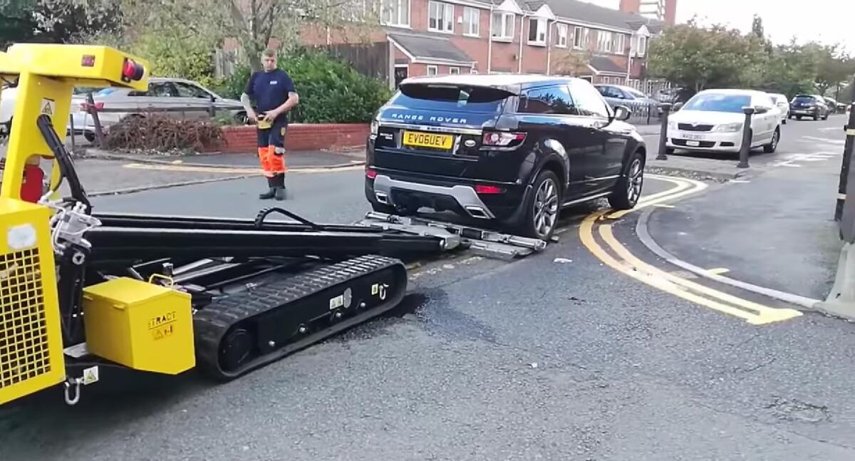 Il robot che può rimuovere l'auto in divieto di sosta anche nello spazio più stretto - 