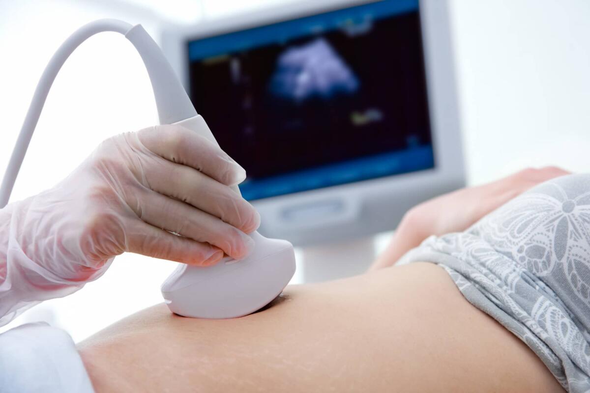 Ultrasuoni: cosa sono e il loro ruolo in medicina - Pregnant woman getting ultrasound from doctor