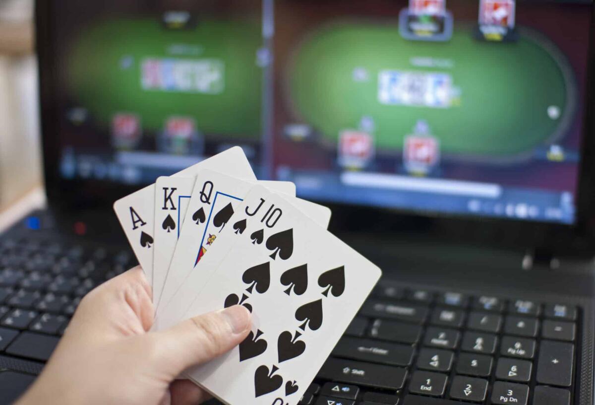 Casinò online, primo semestre record in Italia: i dati e i motivi della ripresa economica - Woman holding royal flash card