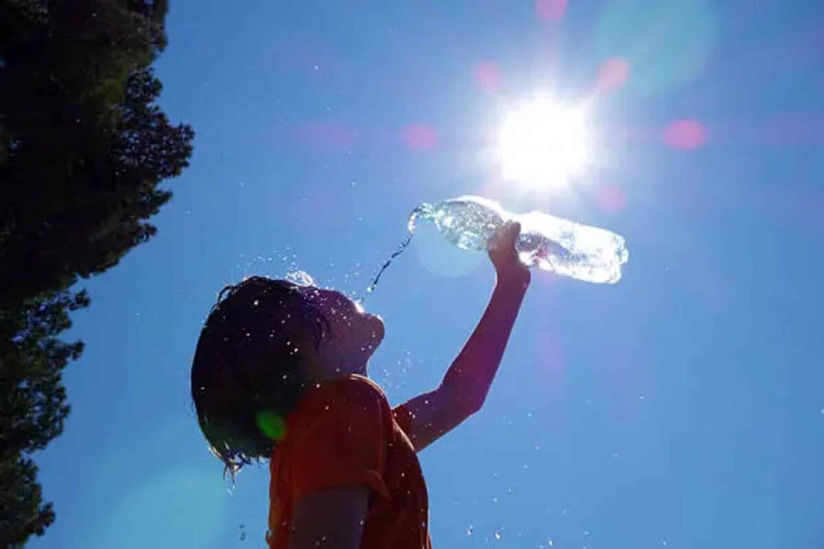 Sardegna di fuoco: raggiunto il record di temperatura di 48 °C - Child pouring water on himself.