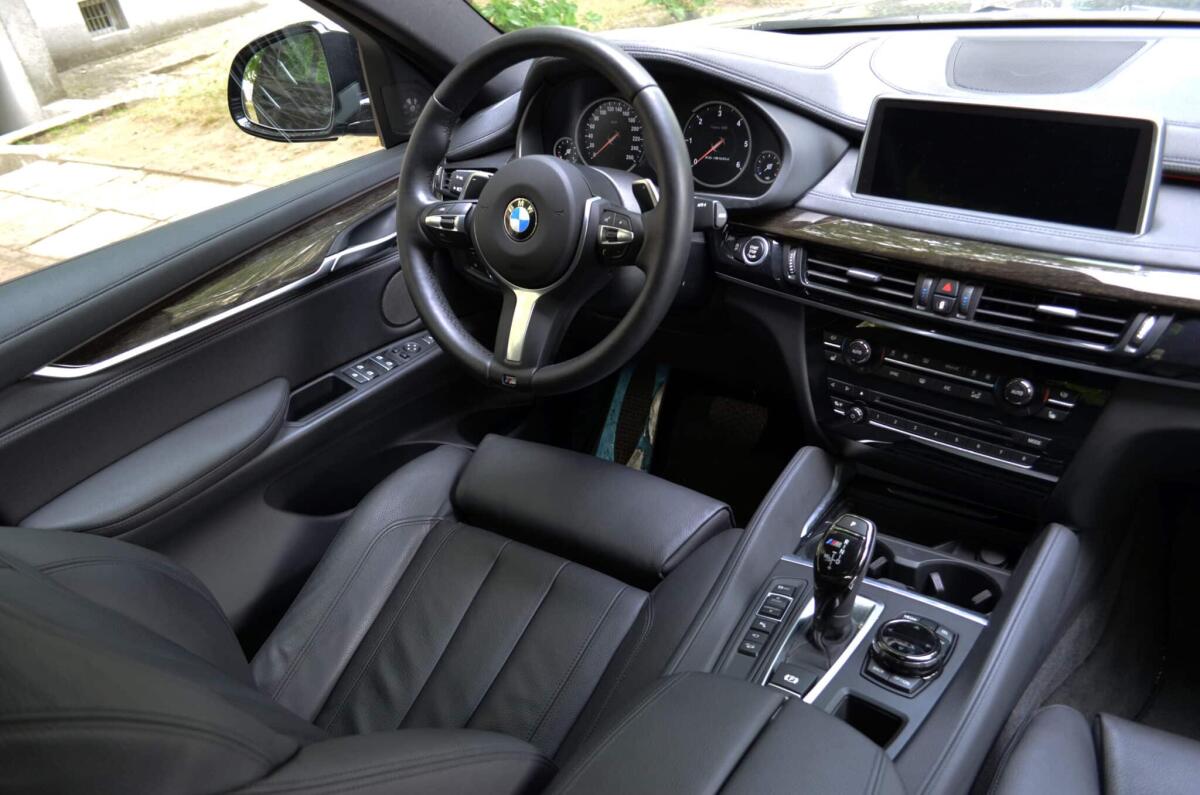 BMW: nuovo brevetto mostra un display che si muove in base all'inclinazione del sedile del guidatore - 