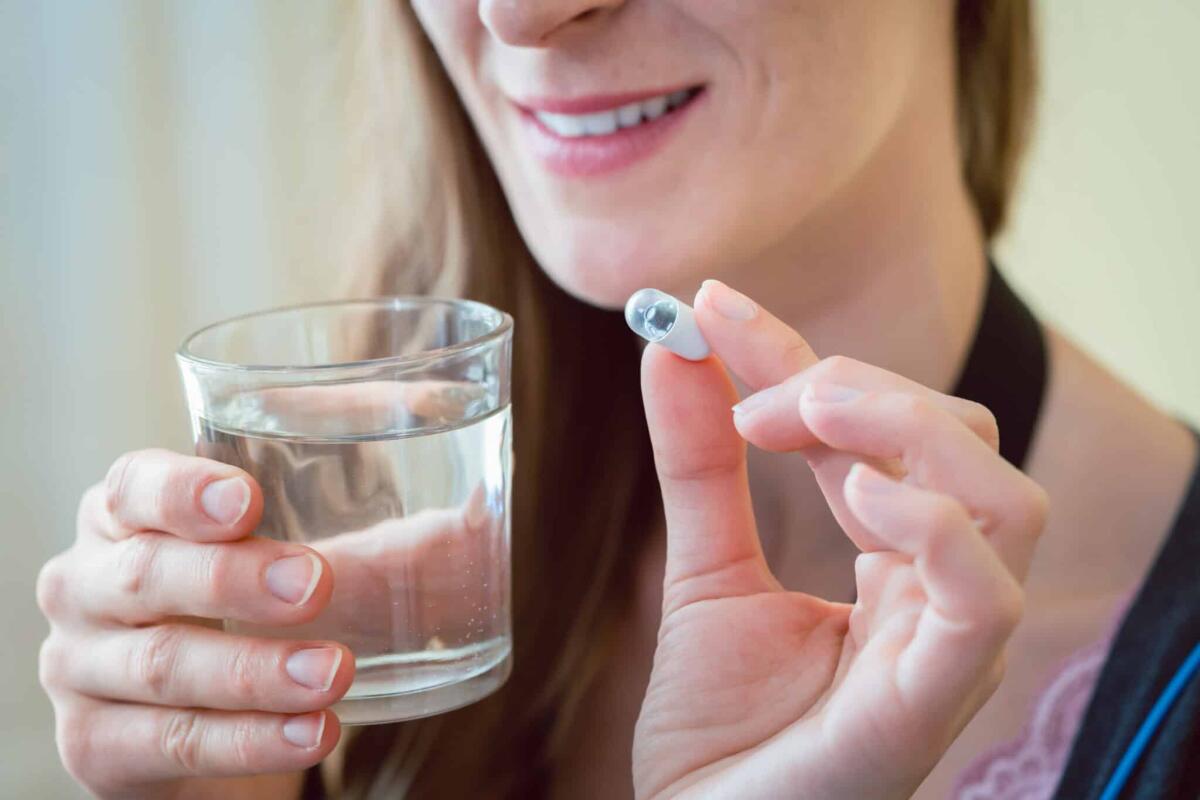 Al Policlinico Gemelli arriva la video-pillola per gastroscopia - Woman patient swallowing capsule endoscopy video pill with water