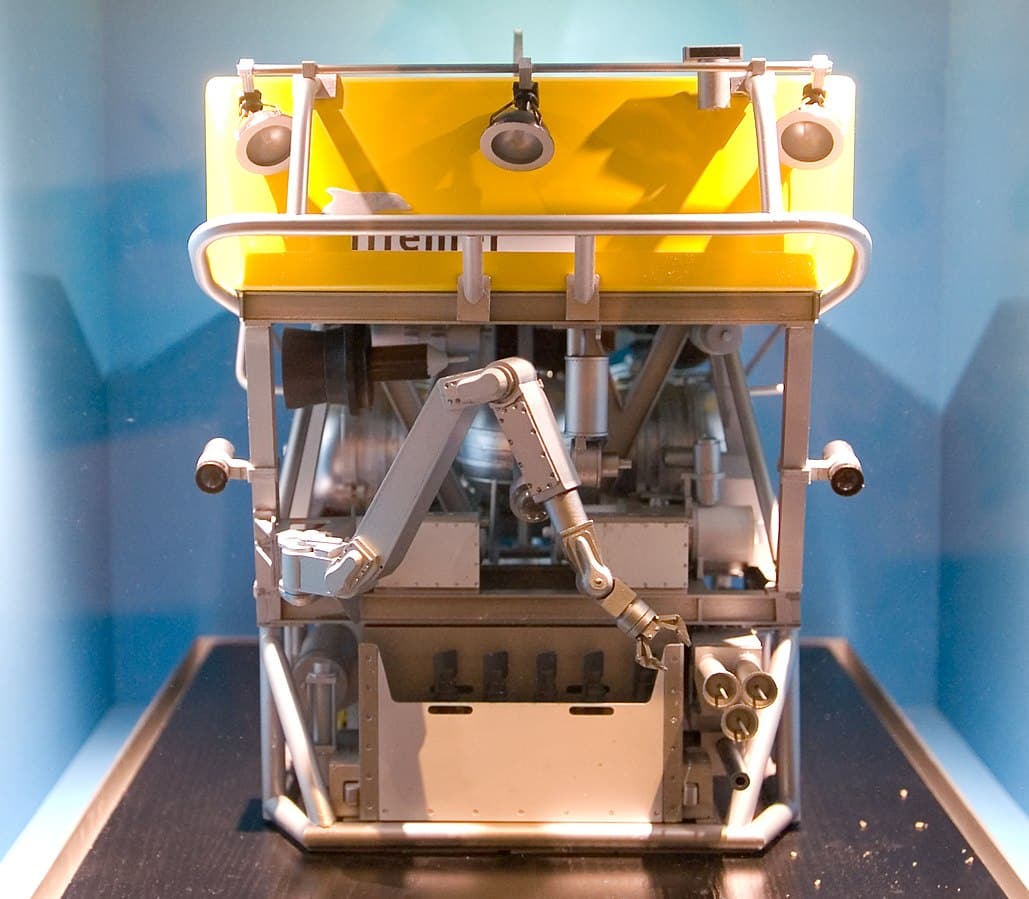 "Victor 6000 è un ROV e per questo viene calato in acqua con un cavo che trasmette i comandi provenienti dalla nave madre in superficie." (fonte: Fanny Schertzer)