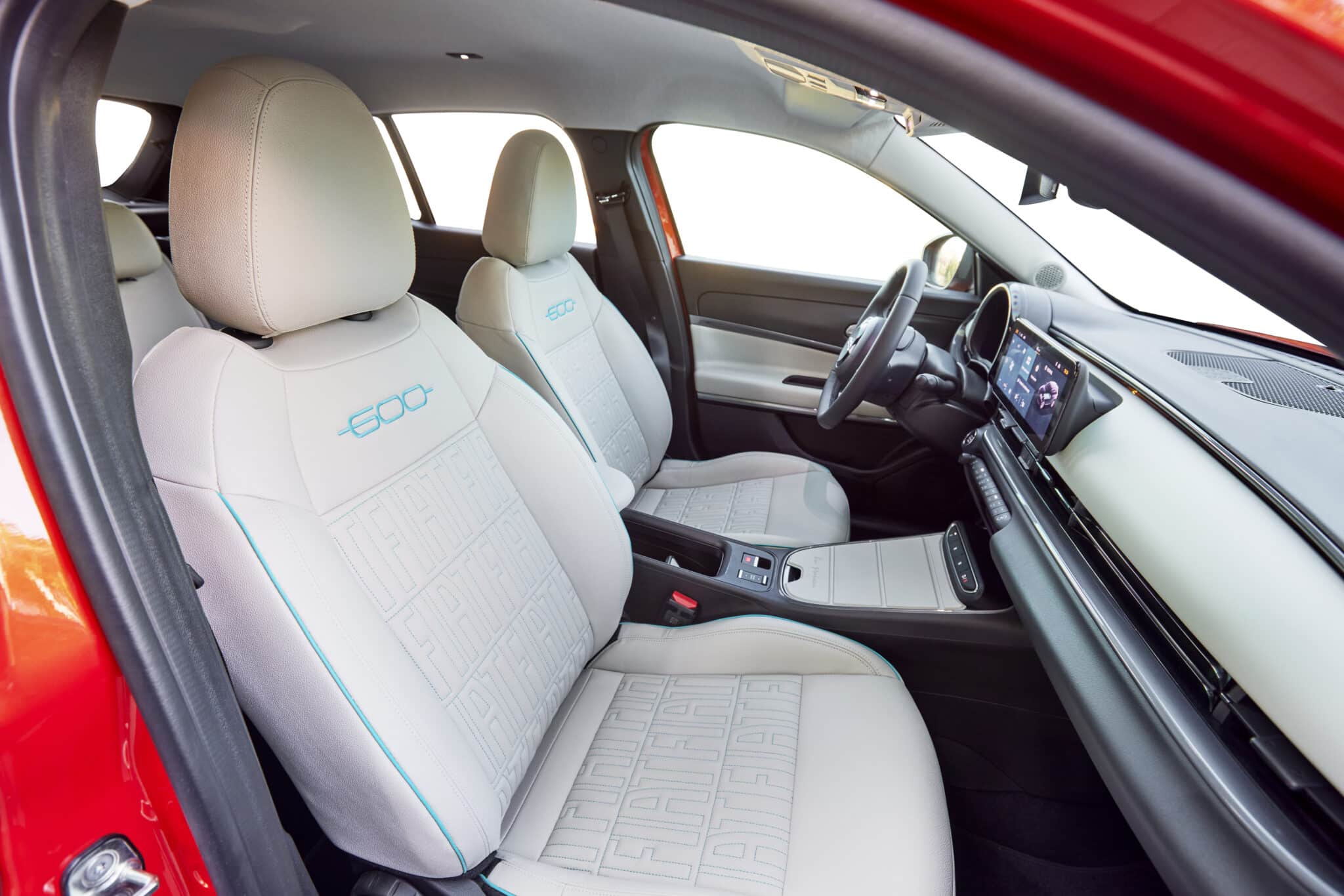 Nuova Fiat 600e elettrica 2023: prezzo, interni, motorizzazioni