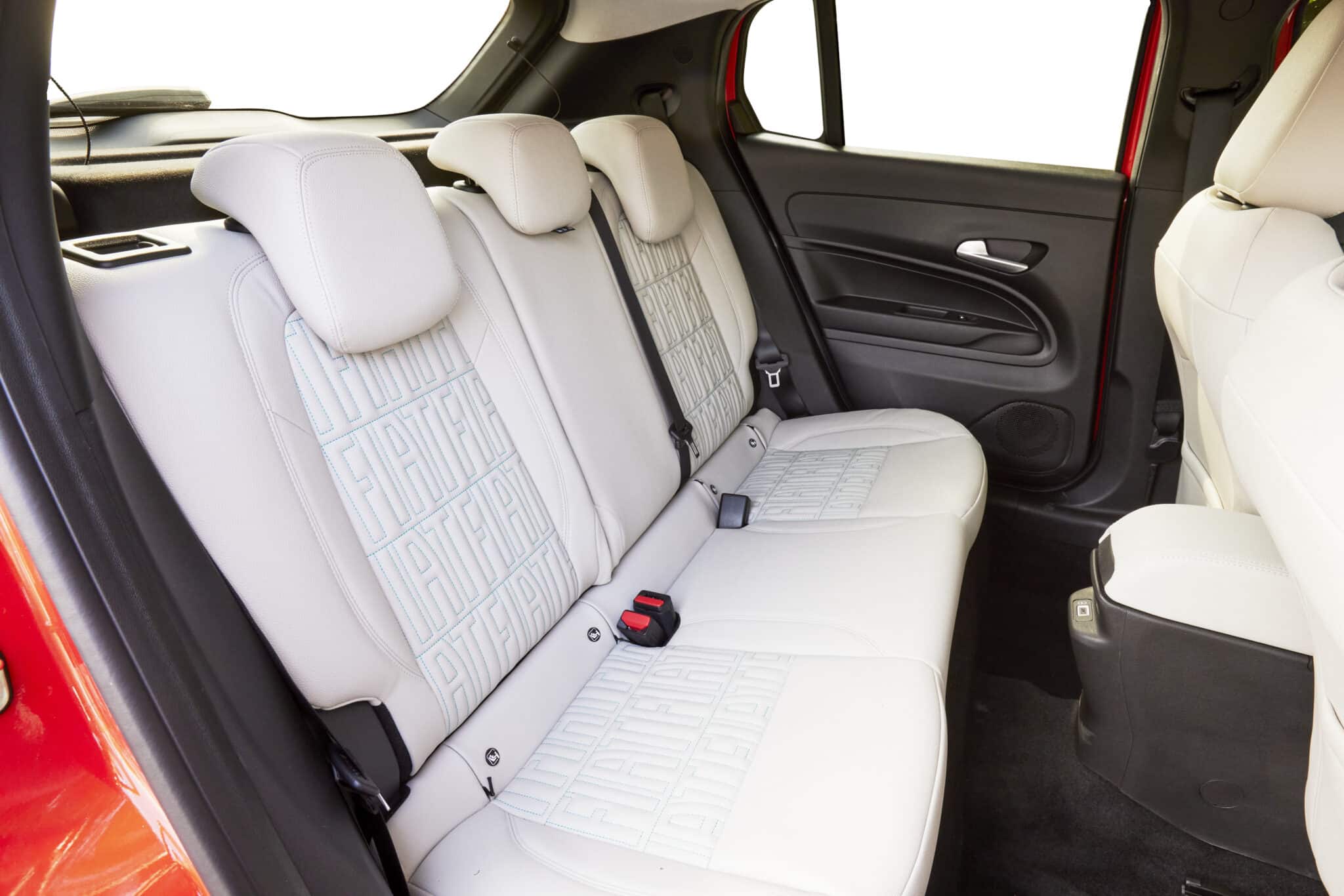 Nuova Fiat 600e elettrica 2023: prezzo, interni, motorizzazioni