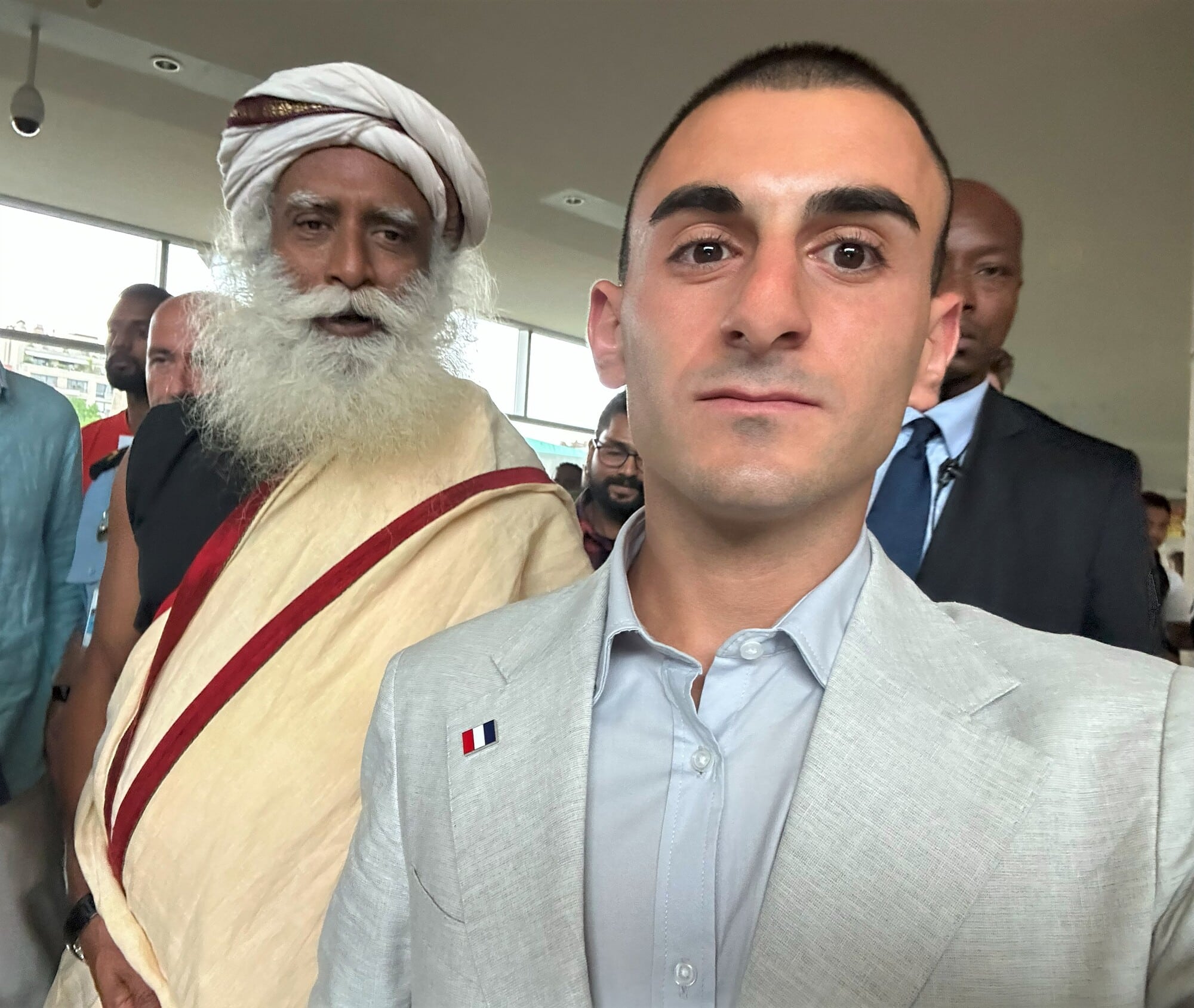 Sebastian Colnaghi con Sadhguru, mistico e yogi indiano