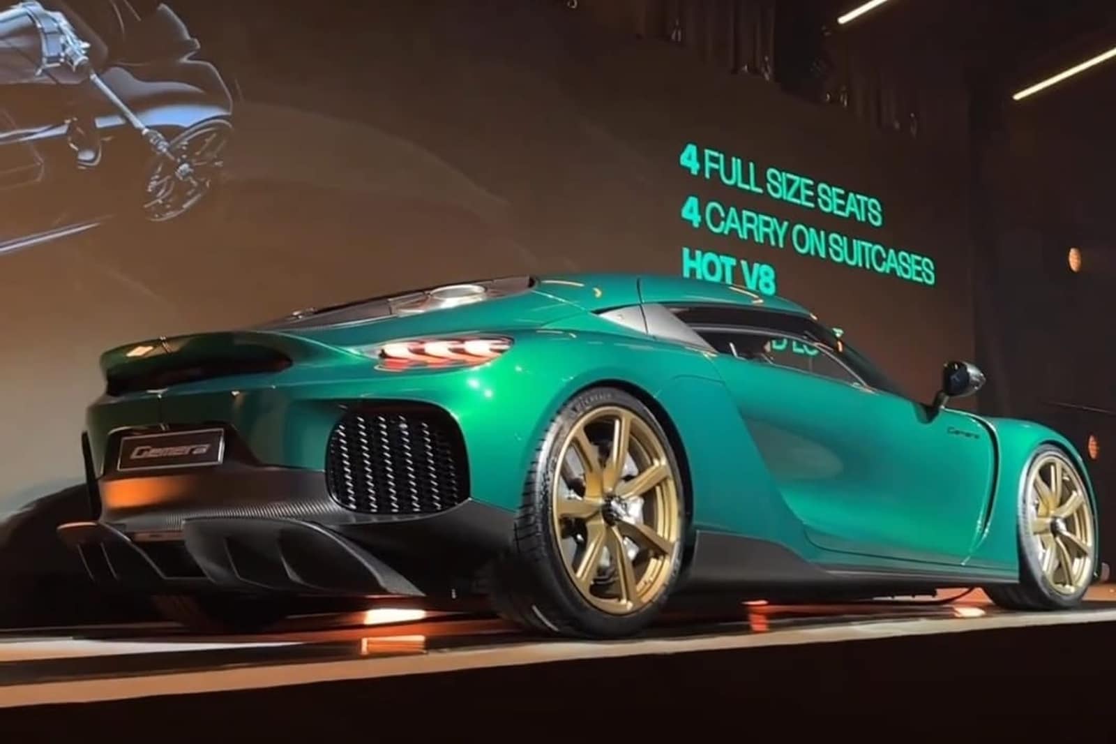 La Koenigsegg Gemera presentata, si può notare la scritta V8 sul pannello sullo sfondo