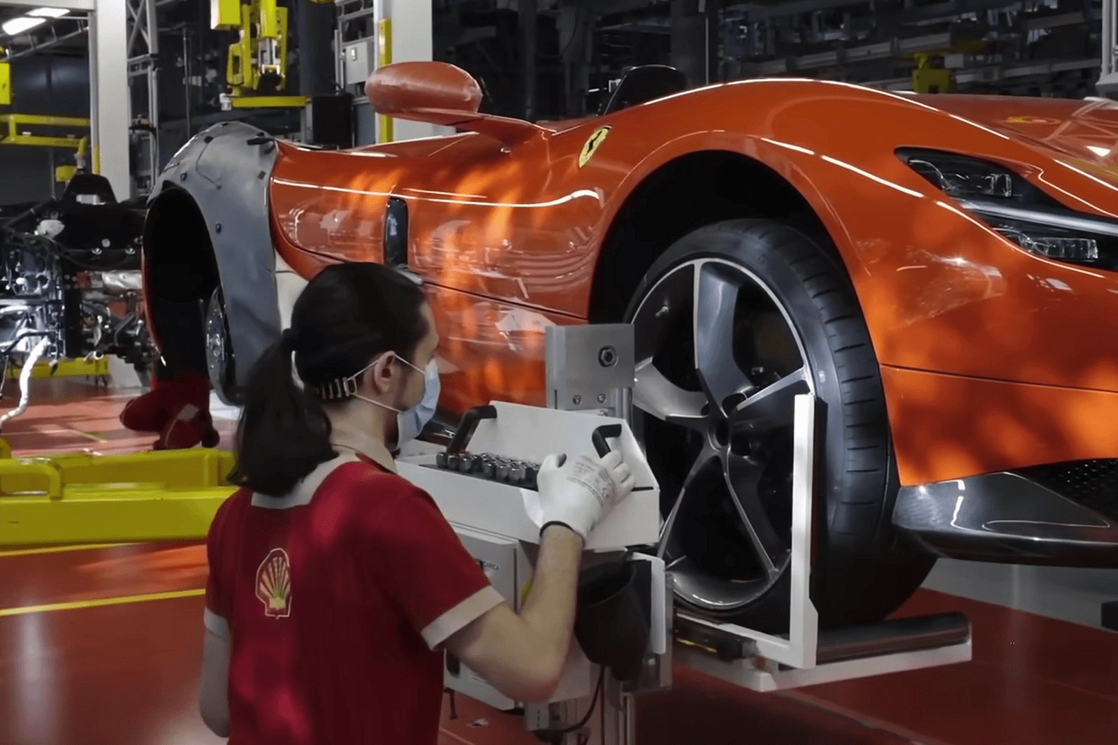 Ferrari: all'interno della linea di produzione della fabbrica di Maranello