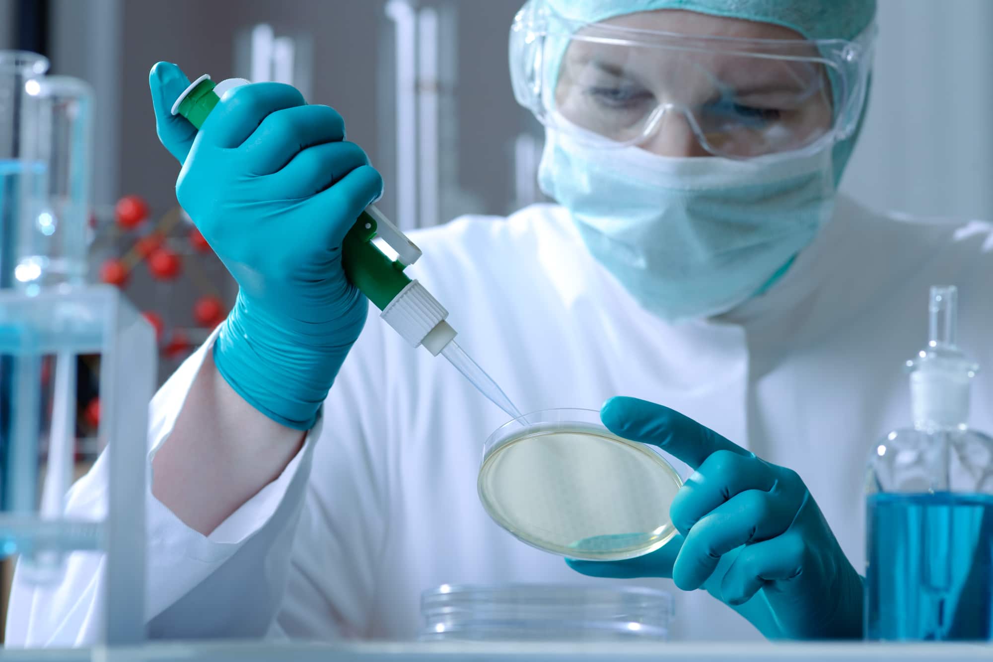 In figura un ricercatore che analizza dei geni in laboratorio.