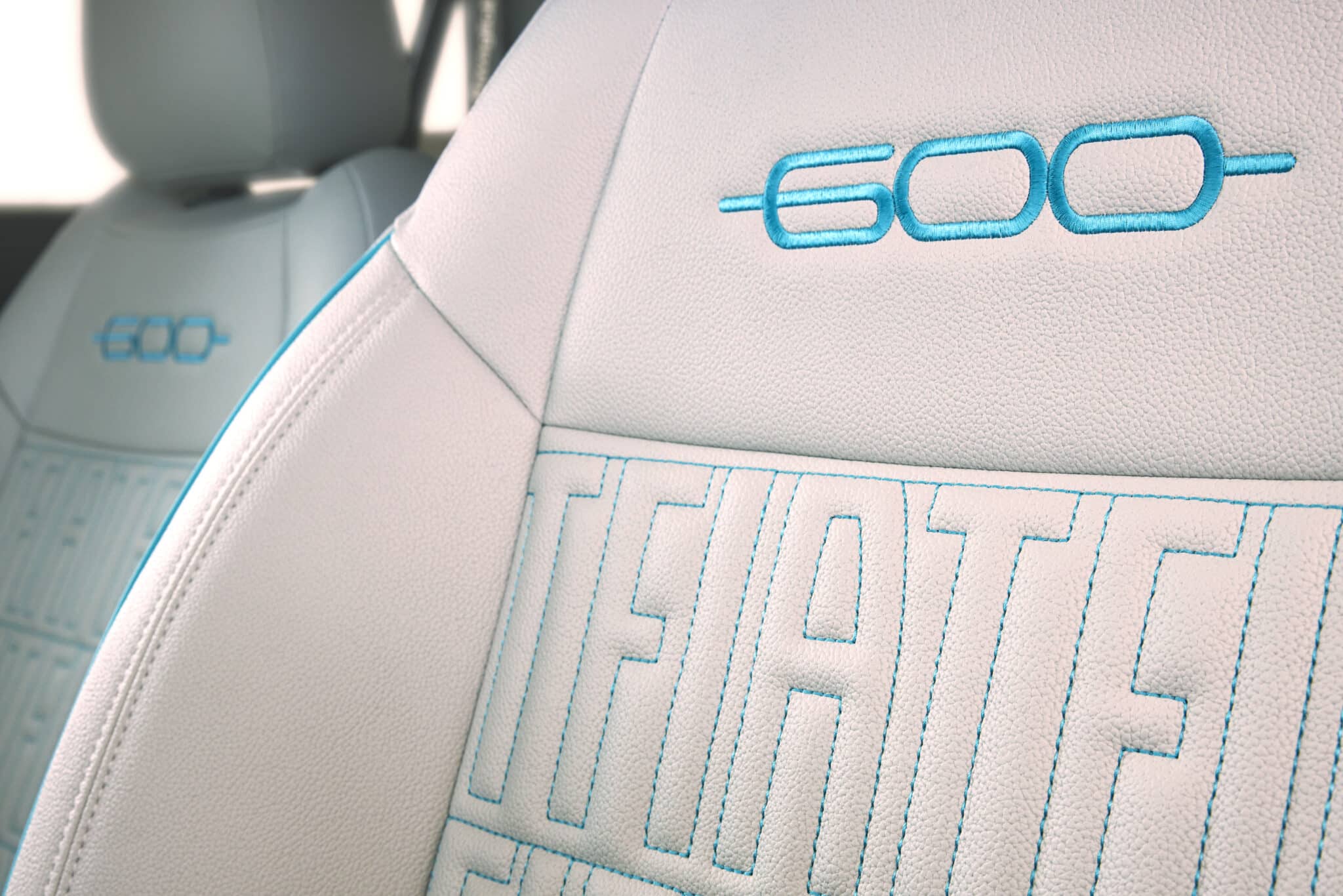 Nuova Fiat 600e elettrica 2023: prezzo, interni, motorizzazioni