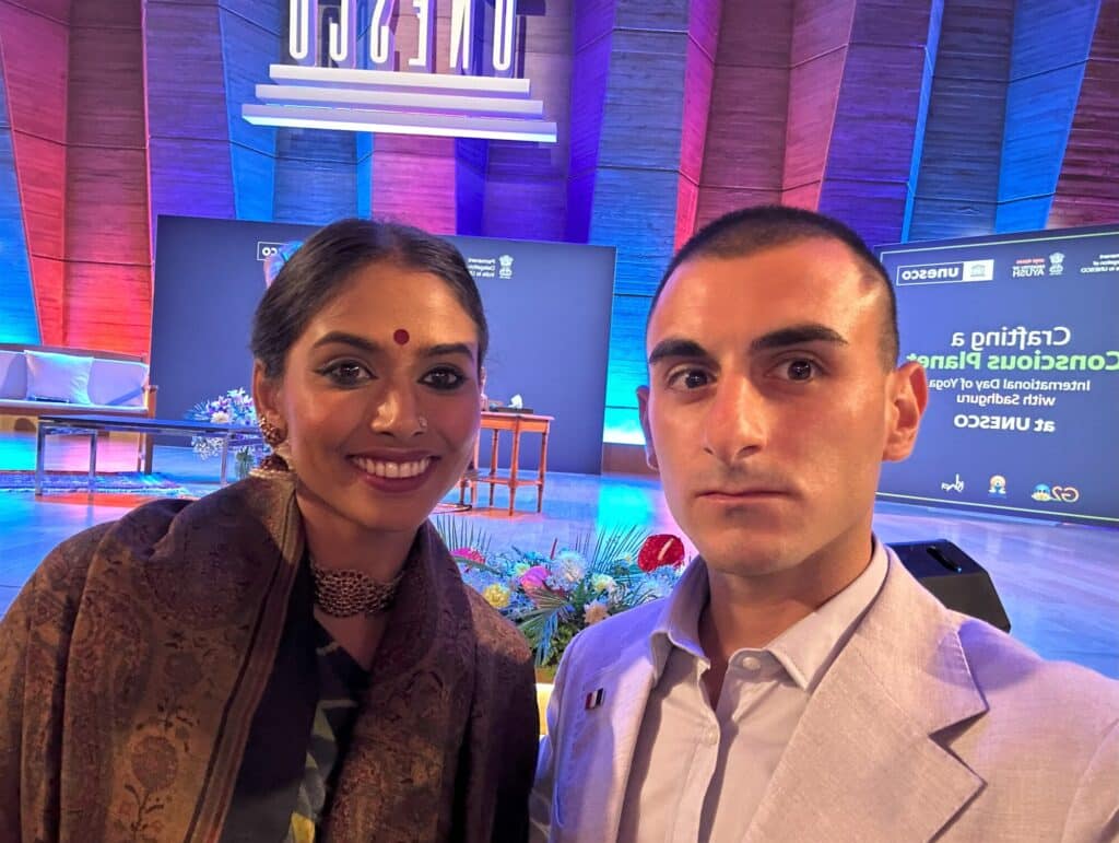 Sebastian Colnaghi con Radhe Jaggi, danzatrice e figlia di Sadhguru
