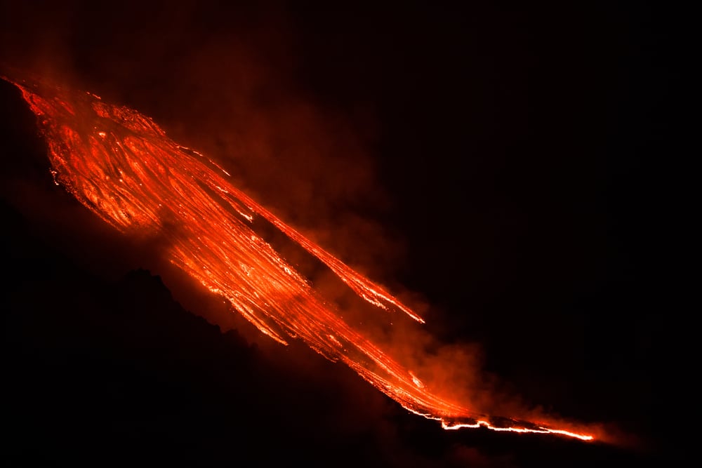 eruzione lavica etna  cratere di collasso