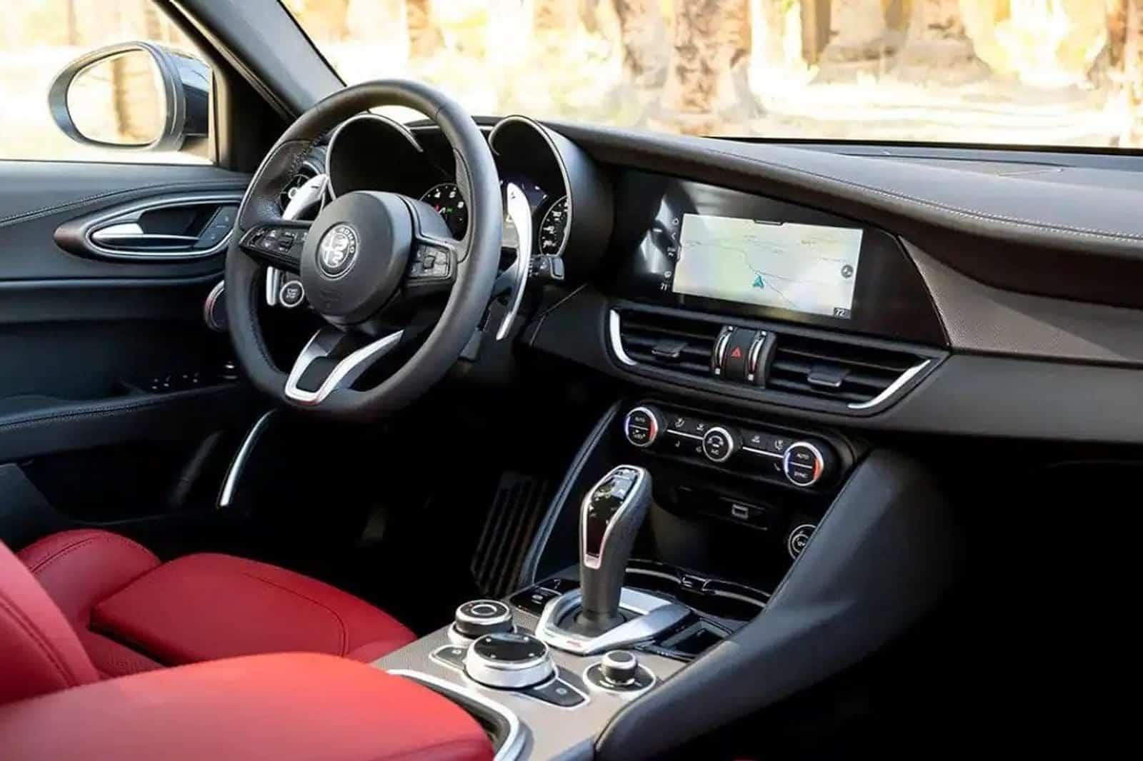 Alfa Romeo: gli interni continueranno ad essere incentrati sul guidatore, senza tutti quei display di moda oggi