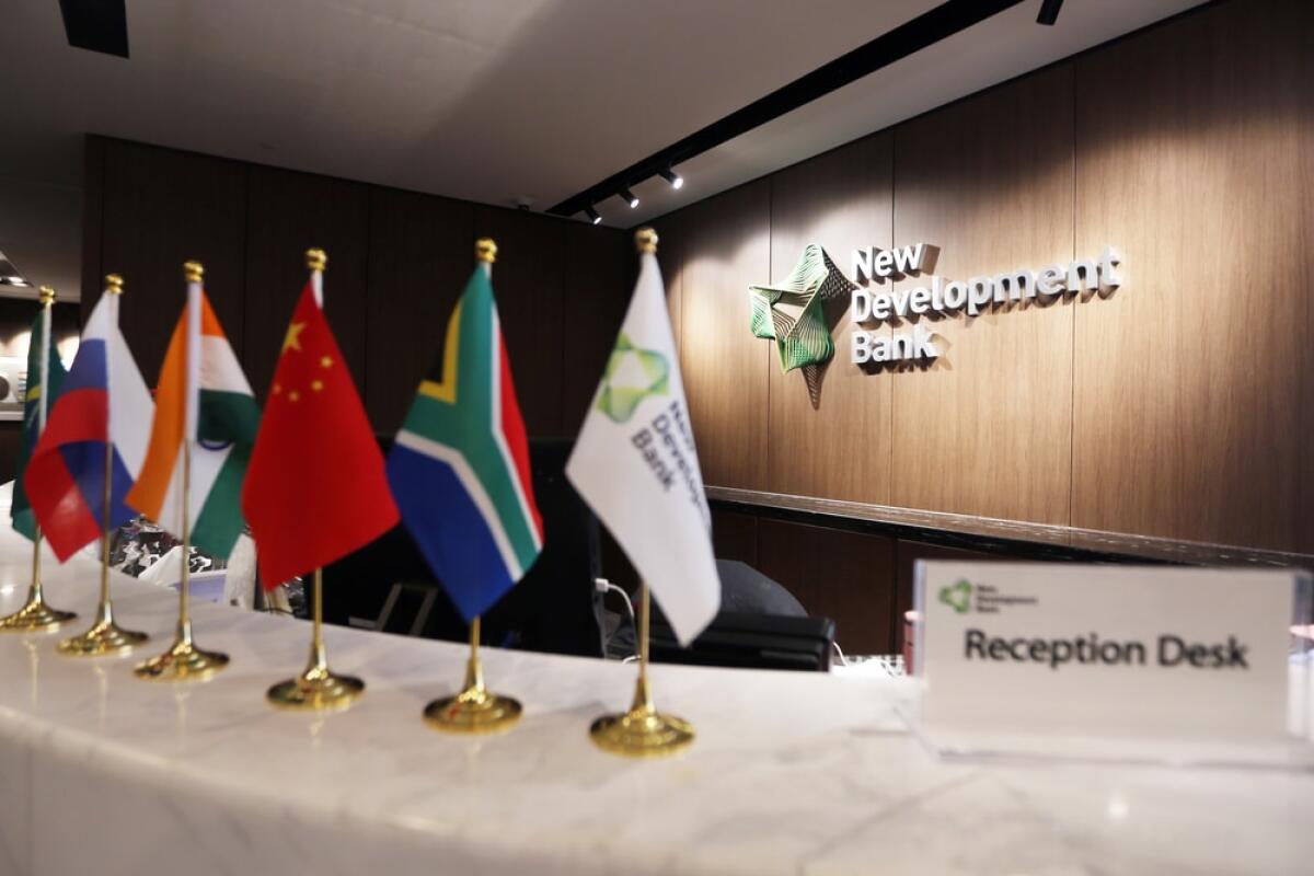 Che cos'è il BRICS e quali nuovi paesi ne fanno parte? - --FILE--Inside view of an office building of the BRICS New Development Bank (NDB) in Shanghai, China, 1 December 2016.

The BRICS New Development Bank (NDB) has plans to issue bonds twice this year, one denominated in Chinese yuan and the other in In