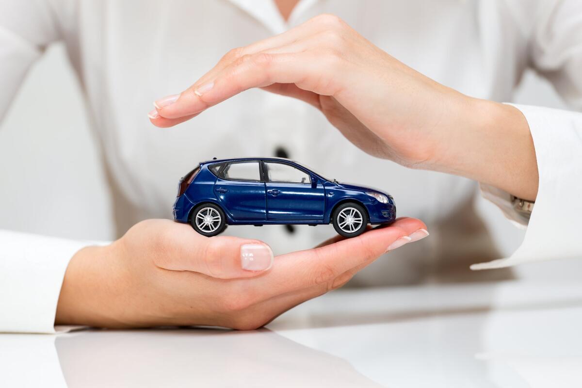 Polizze auto: prosegue il trend positivo per i prodotti assicurativi online - Protection of car. Business concept.