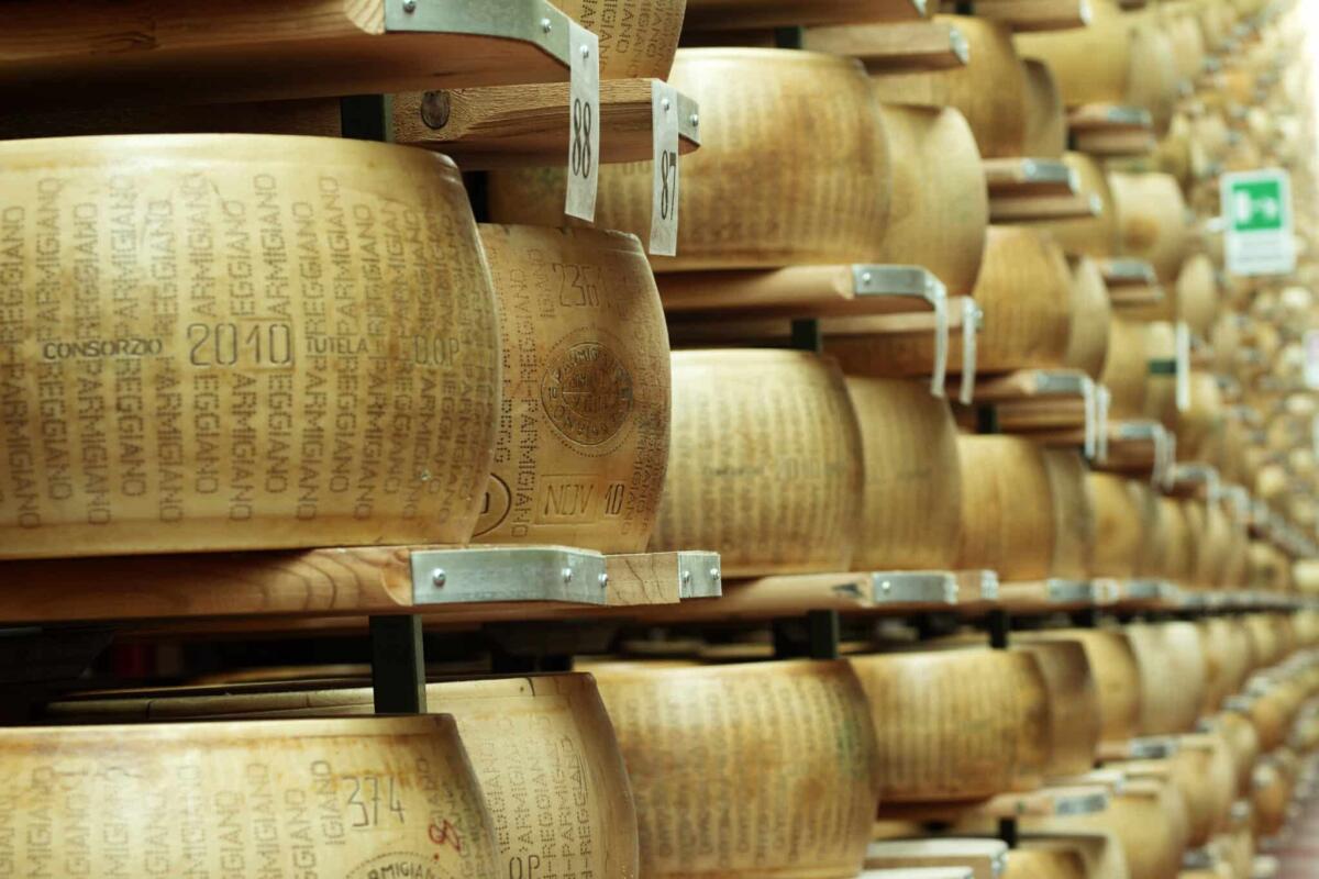 Microchip nel Parmigiano Reggiano per limitare le imitazioni - wheels of cheese on the racks of a maturing storehouse