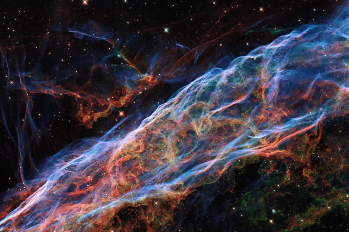 Il telescopio James Webb trova l'acqua al centro di una nebulosa - La nebulosa Veil costituisce i resti dell'esplosione di una supernova di circa 10 migliaia di anni fa. Crediti: ESA/Hubble/NASA Z. Levay