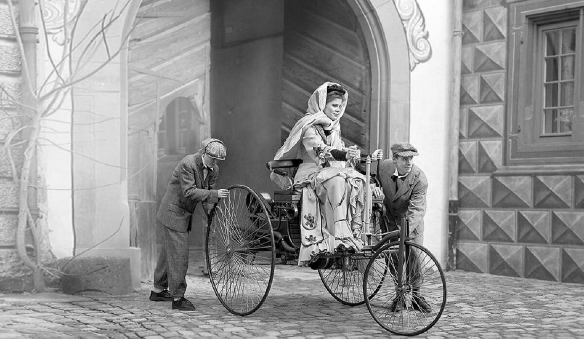 Bertha Benz: nel 1888 la prima persona al mondo a guidare un'auto sulla lunga distanza (oltre 100 km) - 