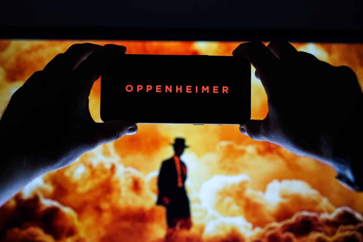 Chi sono gli scienziati di Oppenheimer nell'ultimo film di Nolan? - Vilnius, Lithuania - 2023 July 22: Oppenheimer movie logo and poster on screen. High quality photo