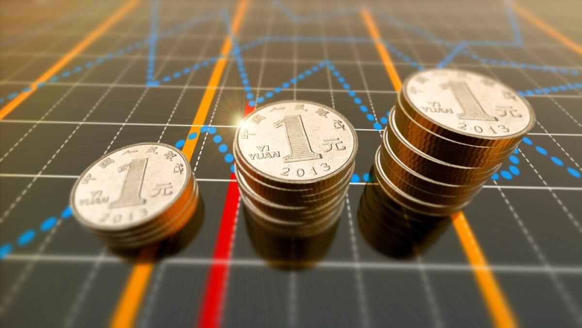 Il commercio cinese rallenta: crollo export a luglio - Chinese Coin 1 Yuan increasing stack coins on the market.