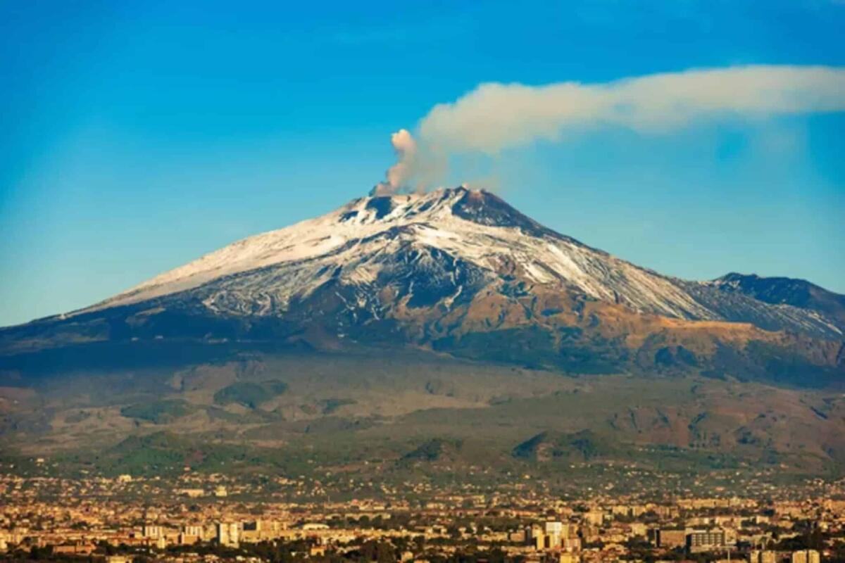 Possibile eruzione dell'Etna: scatta il livello di preallarme - 
