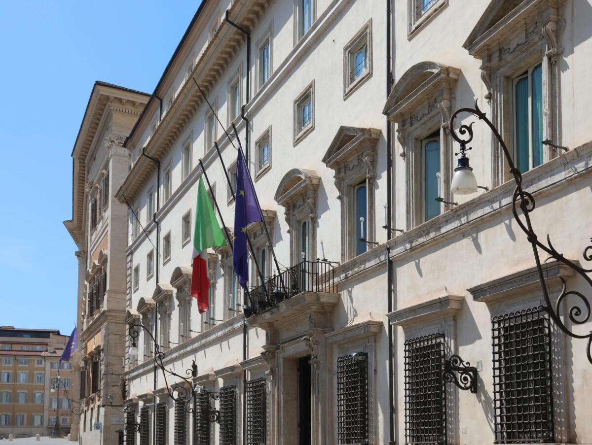 Approvato dal Cdm il decreto Omnibus: cosa prevede? - Rome, RM, Italy - August 18, 2020: Italian and European flag at the entrance of Palazzo Chigi seat of the Italian government without people