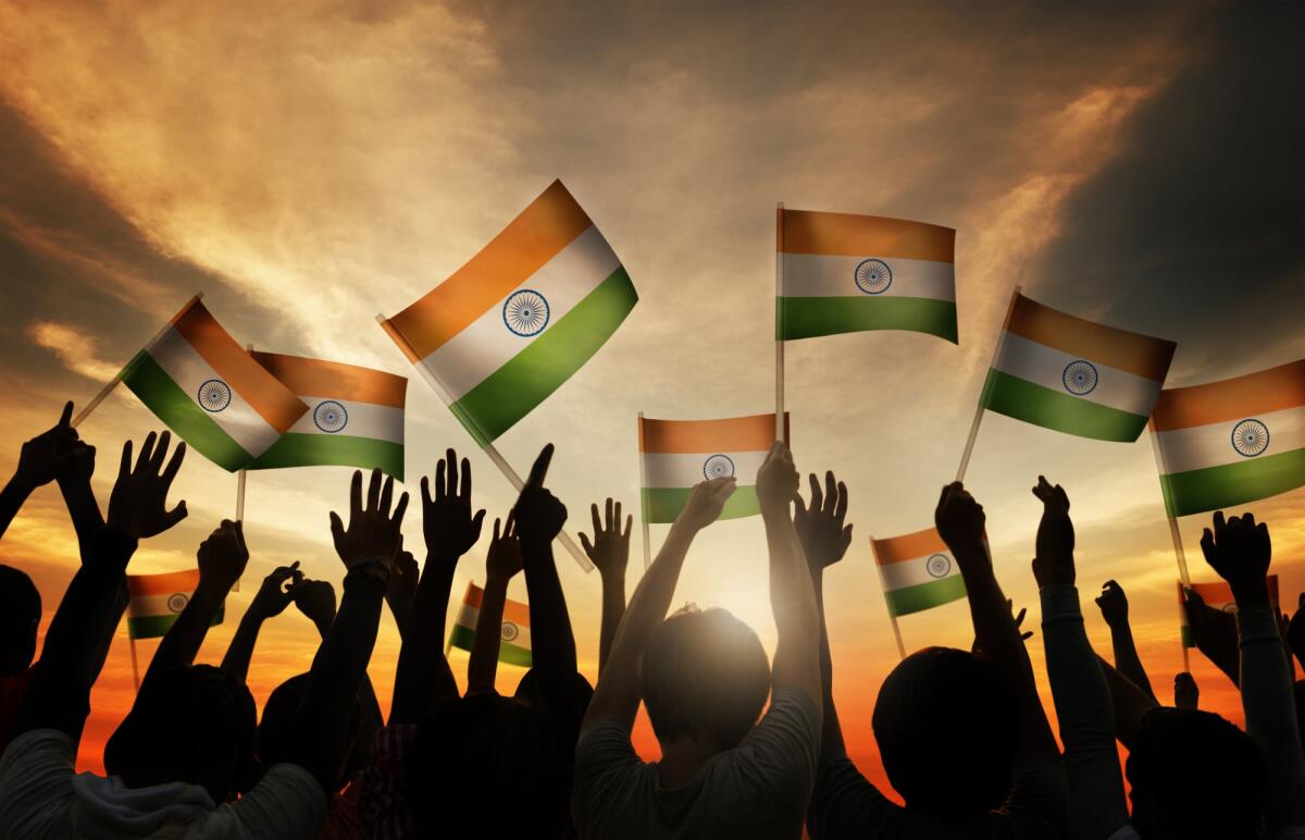 L'India sbarca sulla Luna con un budget inferiore a quello di Interstellar - Group of People Waving Indian Flags in Back Lit