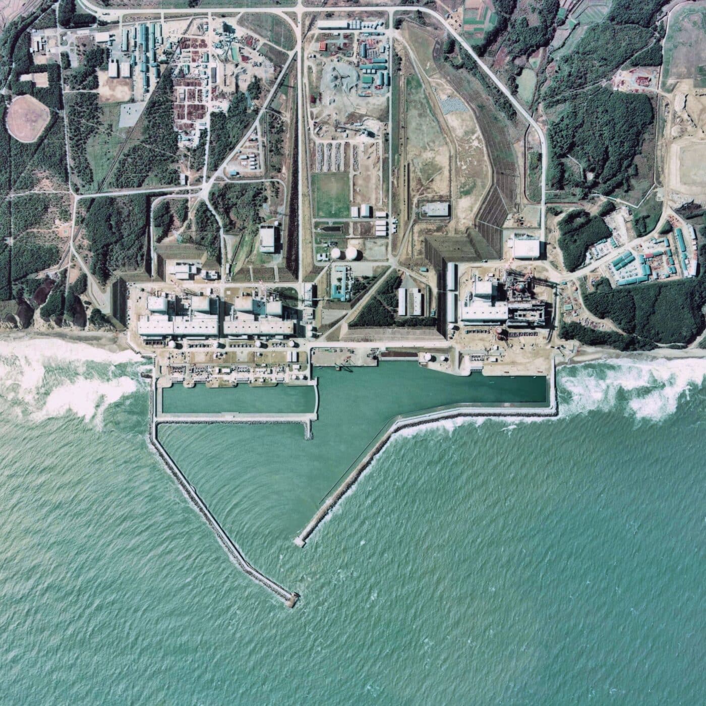 Foto aerea della centrale nel 1975. Il Reattore 6 era ancora in costruzione. Credits: National Land Image Information (Color Aerial Photographs), Ministry of Land, Infrastructure, Transport and Tourism of Japan.