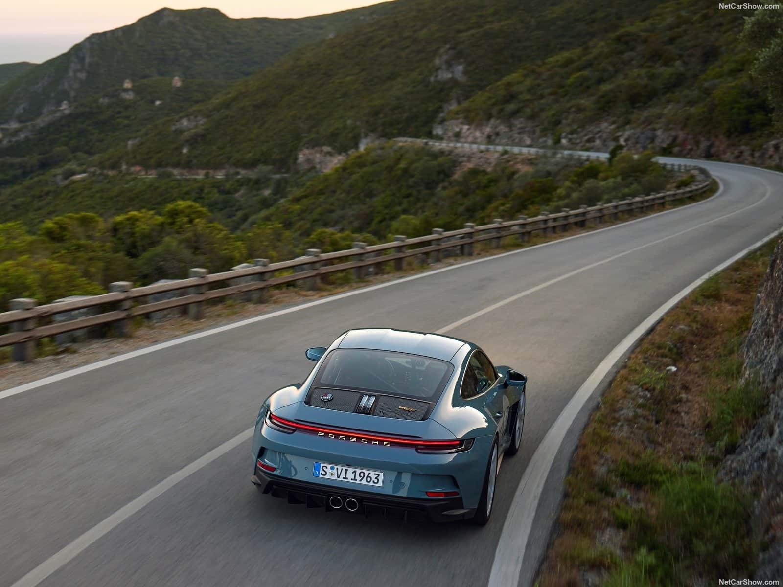 Porsche 911 S/T, l'auto dei puristi: 6 cilindri della GT3 RS e cambio manuale