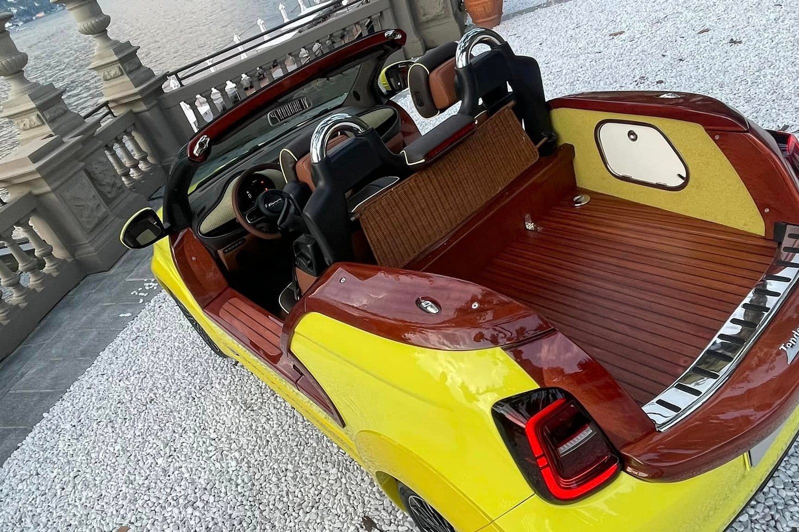 Fiat 500 trasformata in un mini pickup retrò, senza tetto e sedili ribaltabili in legno