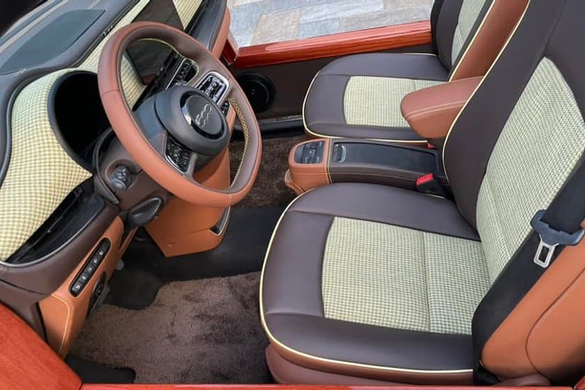 Fiat 500 trasformata in un mini pickup retrò, senza tetto e sedili ribaltabili in legno