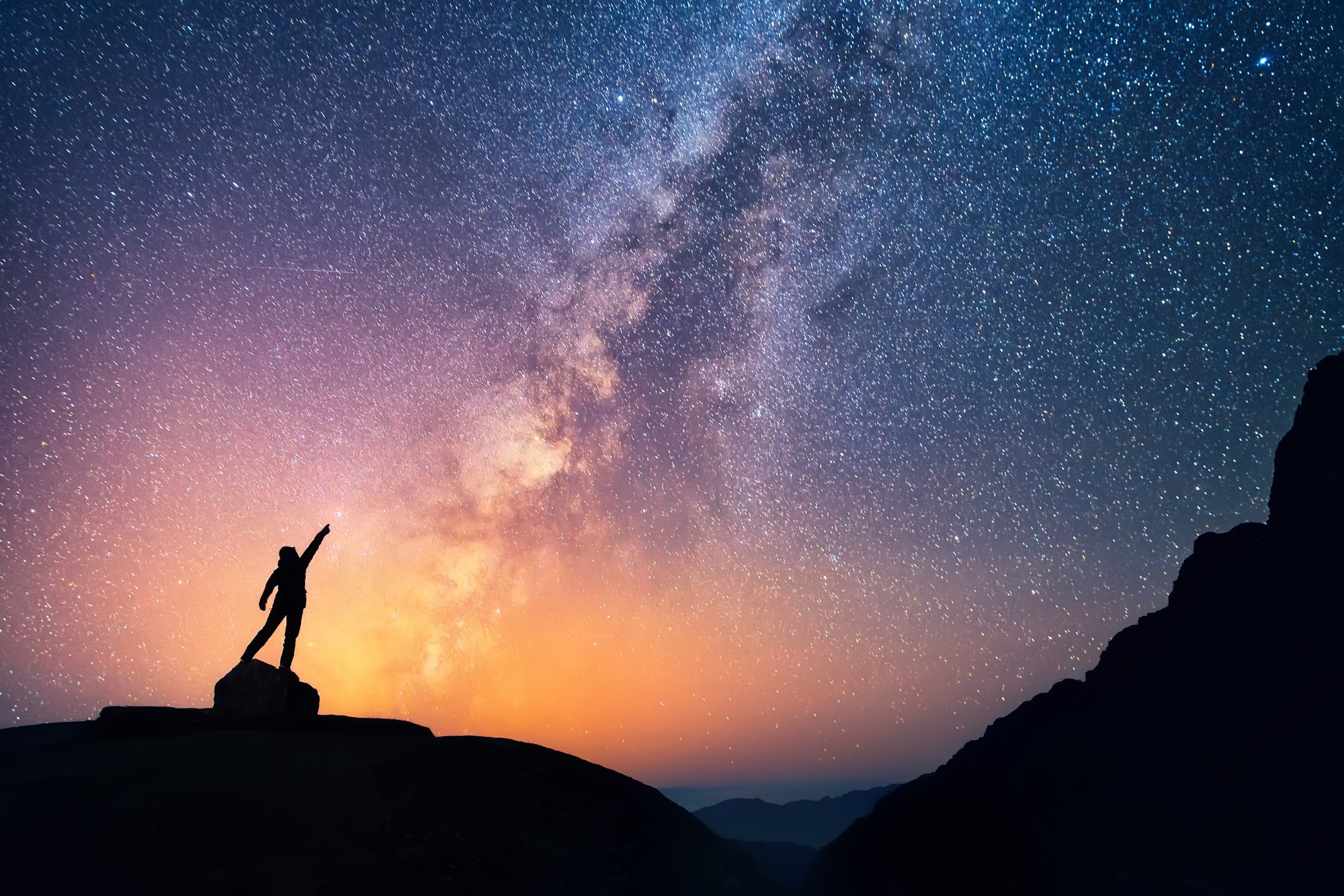 In figura una persona che cerca di toccare il cielo.