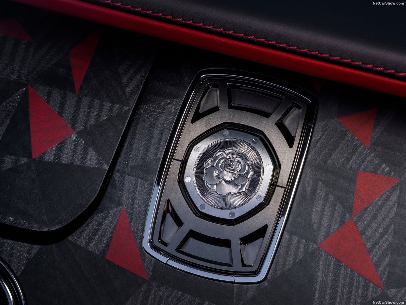 Rolls-Royce Droptail: l'apice del lusso con "La Rose Noire"