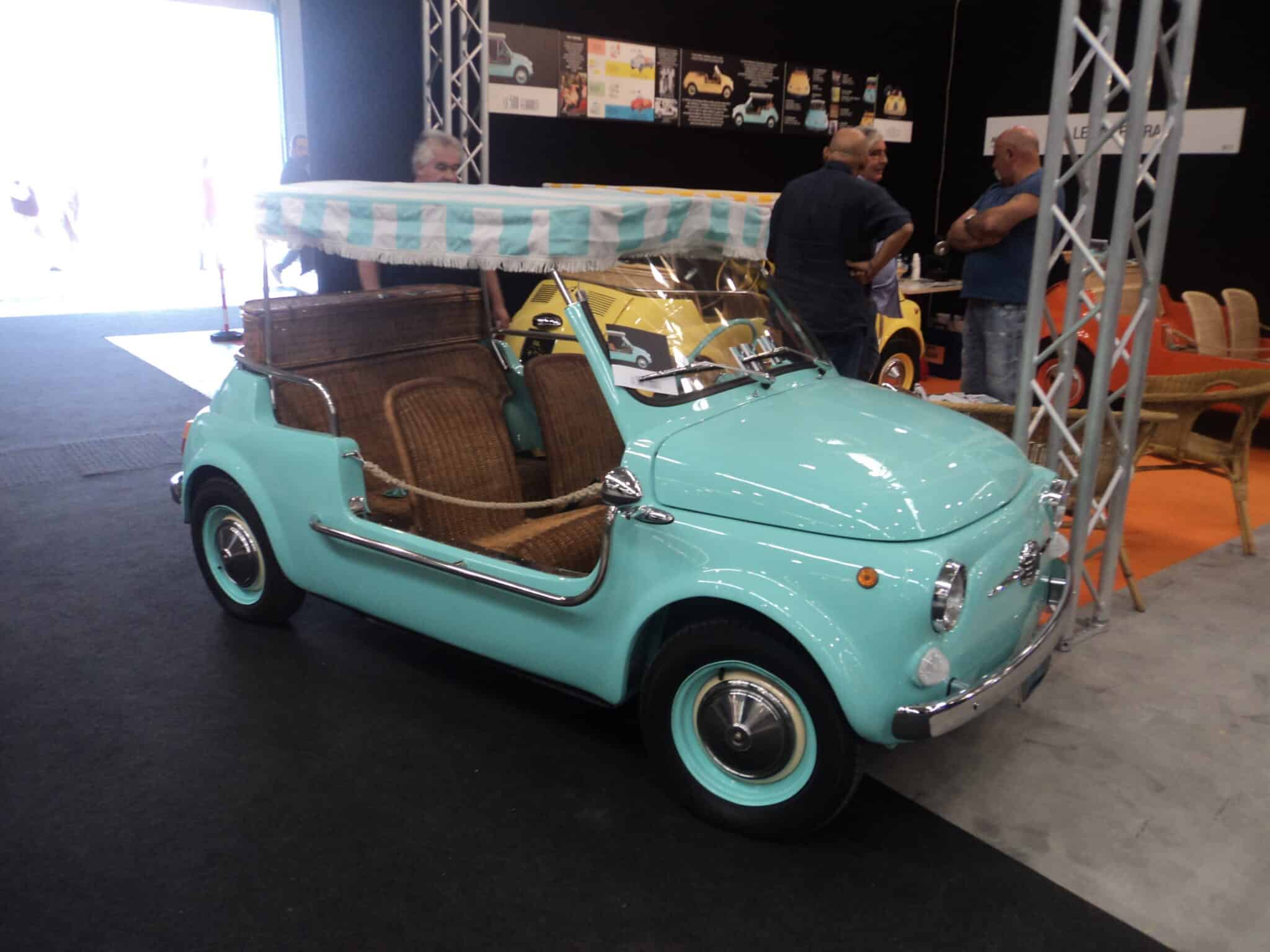 Fiat 500 trasformata in un mini pickup retrò, senza tetto e sedili ribaltabili in legno