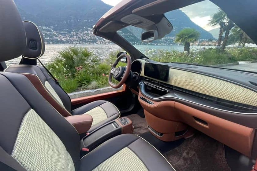 Fiat 500 trasformata in un mini pickup retrò, senza tetto e sedili ribaltabili in legno