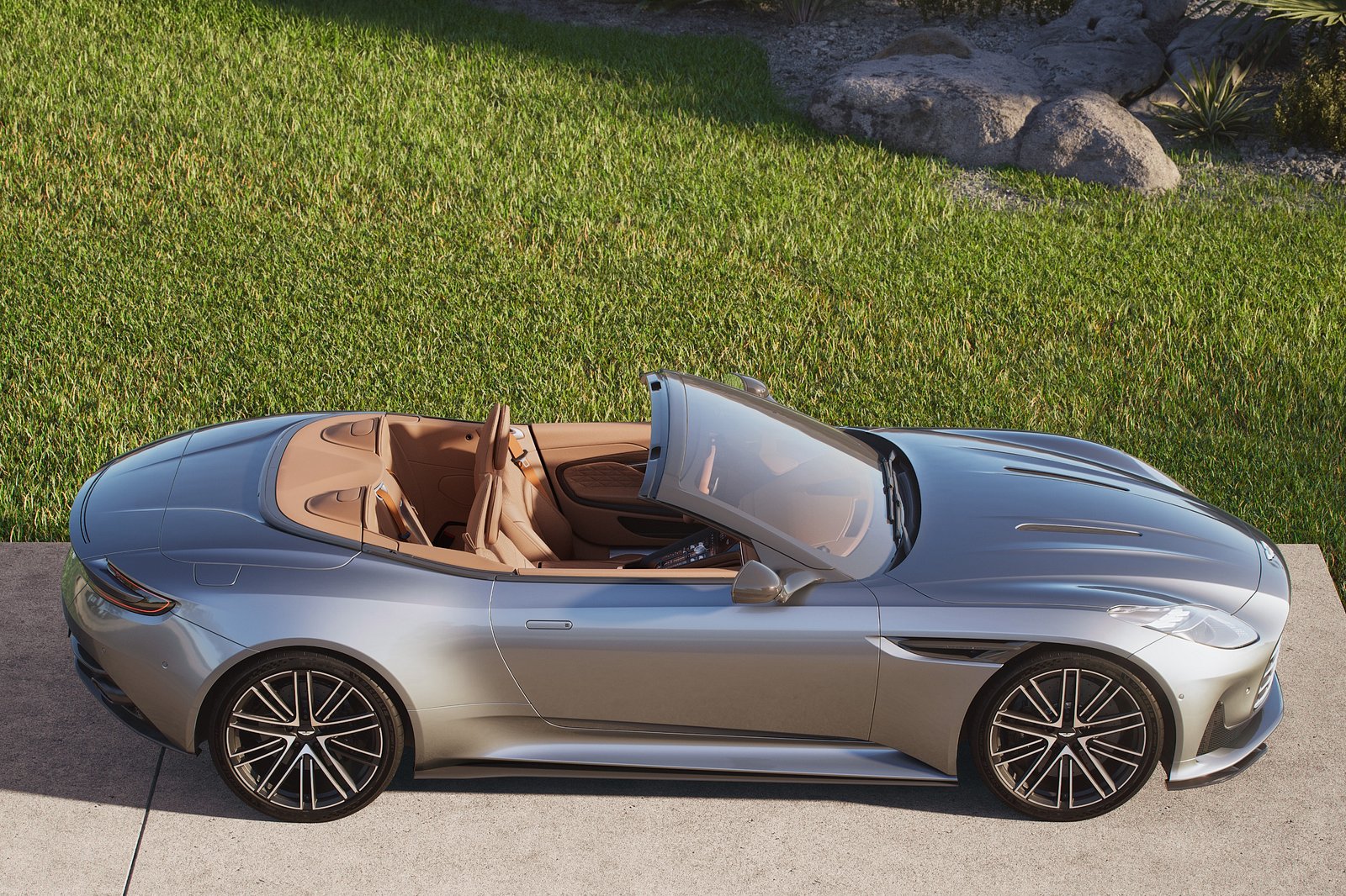 Aston Martin DB12 Volante: 680 CV a cielo aperto