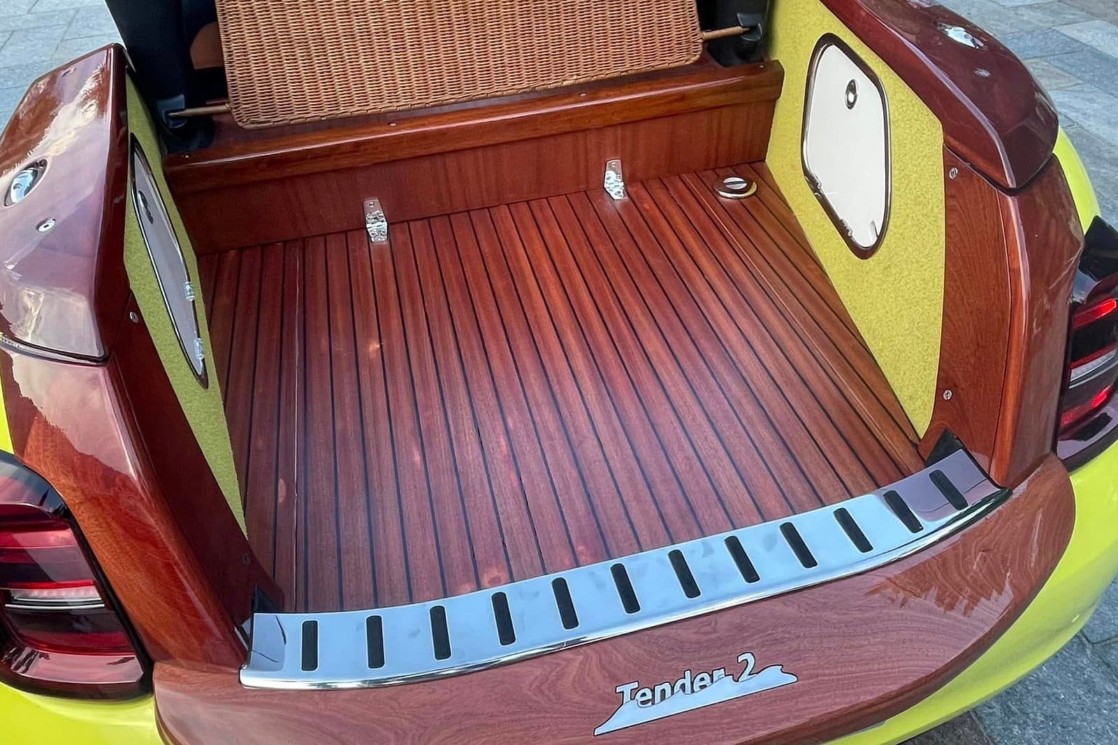 Fiat 500 trasformata in un mini pickup retrò, senza tetto e sedili ribaltabili in legno