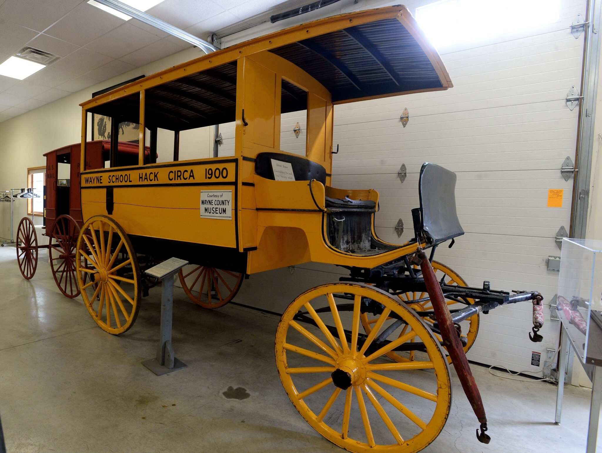 Una carrozza trainata da cavalli per trasportare i bambini a scuola