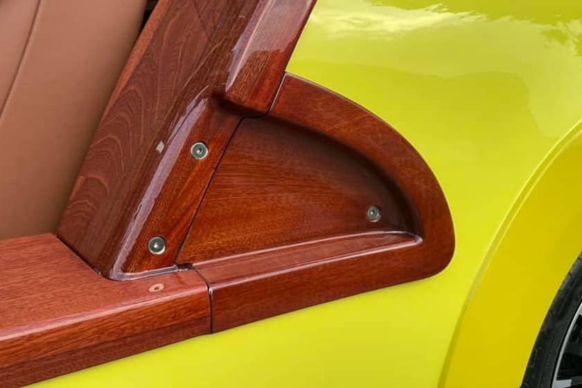 Fiat 500 trasformata in un mini pickup retrò, senza tetto e sedili ribaltabili in legno