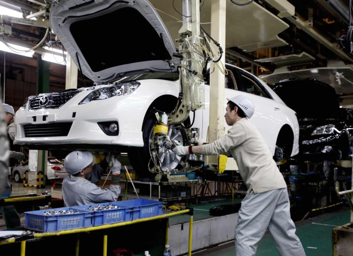Toyota ferma 14 impianti per "Spazio su disco esaurito" - --FILE--Chinese workers assemble a Toyota car on the assembly line at an auto plant of Toyota in Tianjin, China, 23 March 2012.

Toyota Motor Corporation is considering building a new plant in Chinas Tianjin, to catch up with rivals from US, Europe a