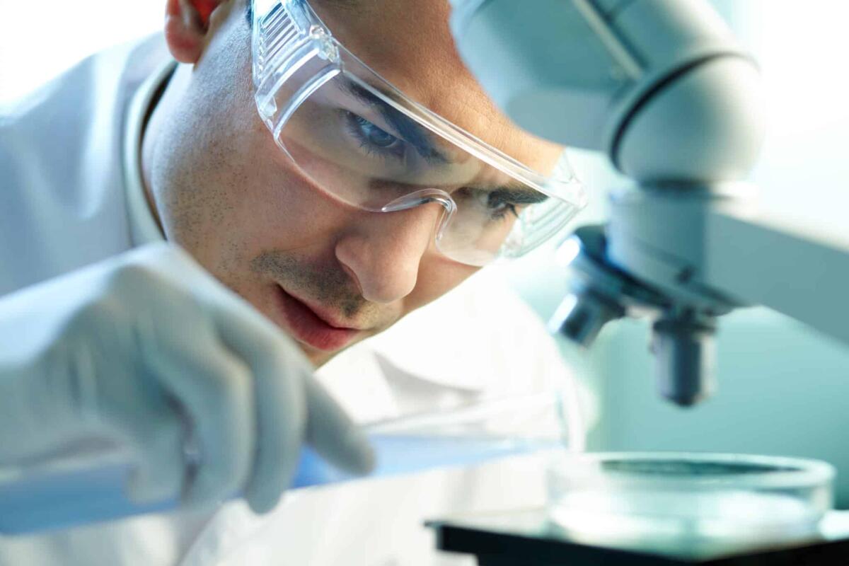 Brevettata la conservazione dei tessuti a temperatura ambiente - Serious clinician studying chemical element in laboratory
