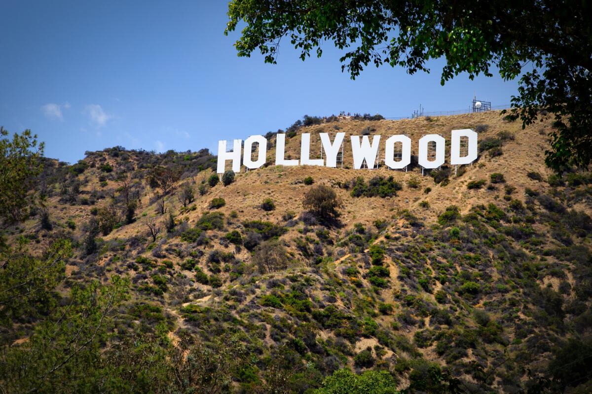 Sciopero degli sceneggiatori a Hollywood concluso dopo 146 giorni - The iconic Hollywood sign, originally the Hollywoodland Sign to promote a housing development in 1923, sits in Beachwood Canyon at the Santa Monica Mountains in Los Angeles, California.