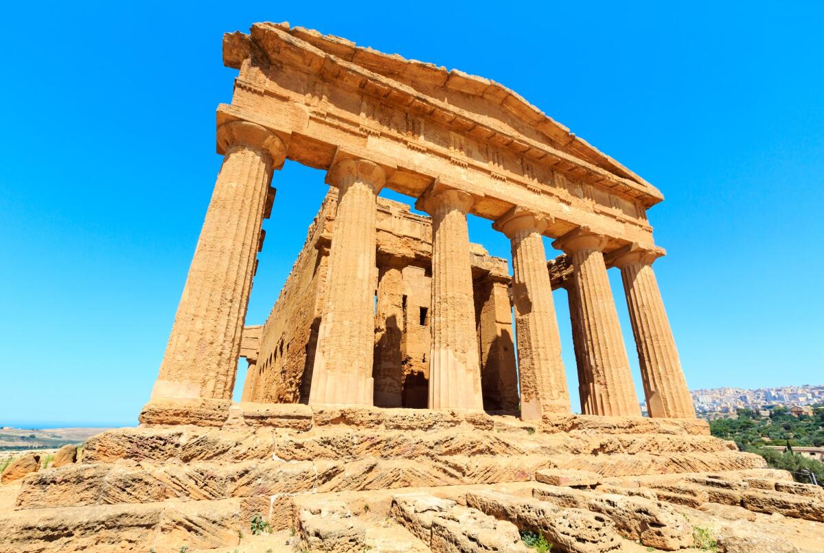 Dove investire in immobili in Sicilia: le località più amate dagli smart worker - Temple of Concordia in famous ancient Greece Valley of Temples, Agrigento, Sicily, Italy. UNESCO World Heritage Site.