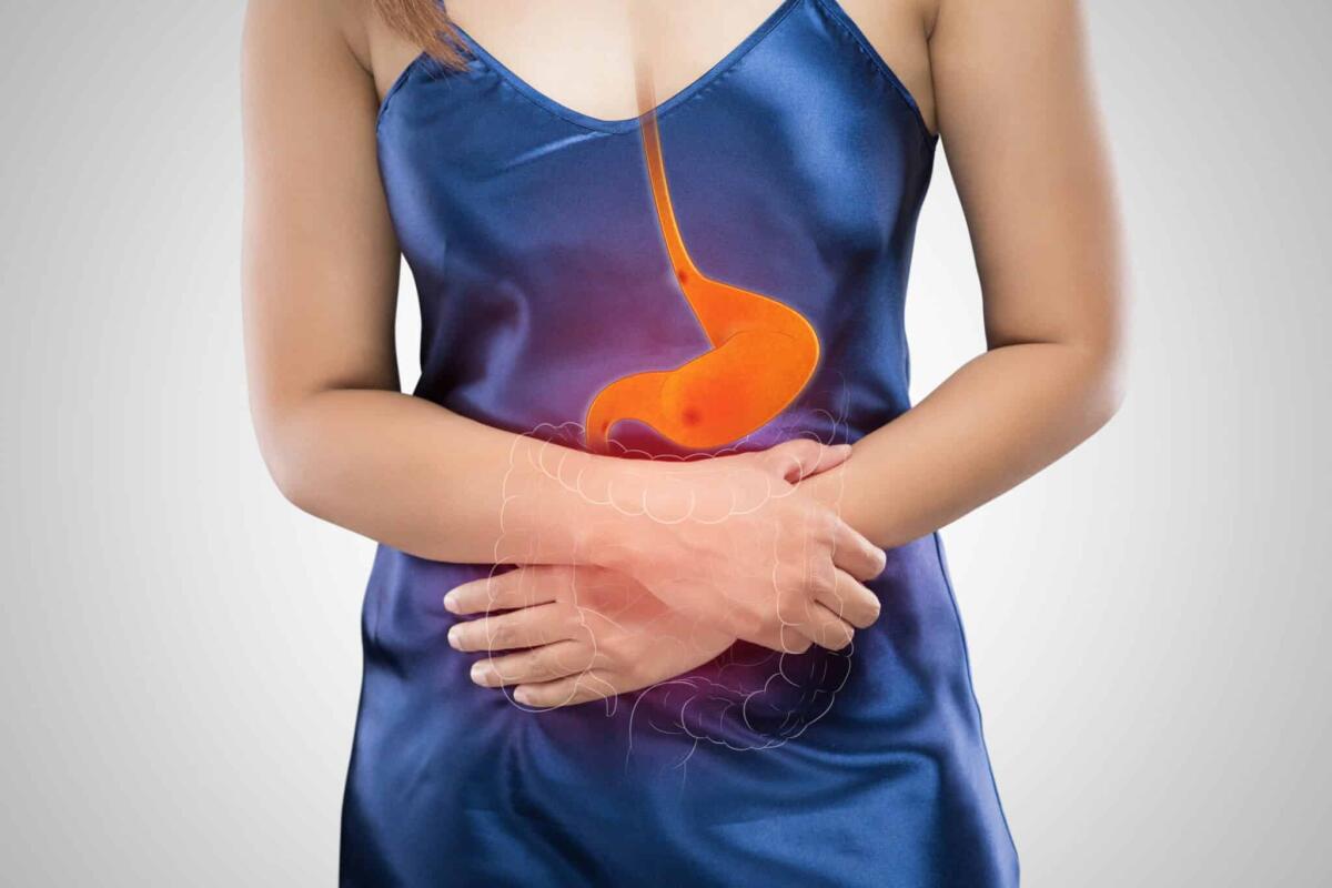 Ulcere gastriche: cause, trattamento e prevenzione - Asian women have a stomach ache because of stomach ulcers against gray background, Stomach pain, Esophageal ulcer, Concept with body problem
