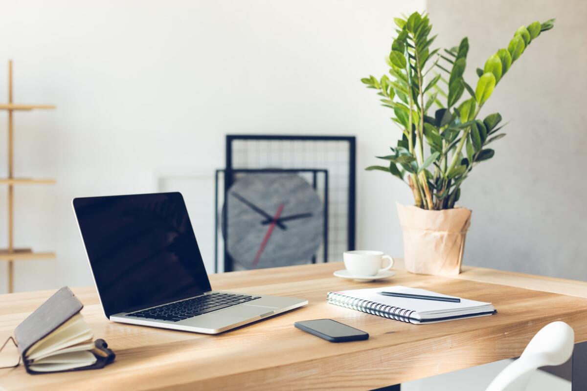 Come arredare la tua camera per ricavare un ufficio domestico - design of workplace in home office with modern equipment and objects
