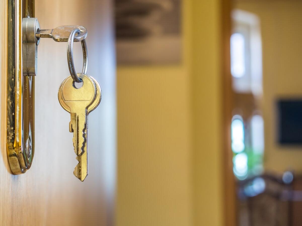 Nuove regole sugli affitti brevi: il caso di New York e le tendenze globali - new apartment with key