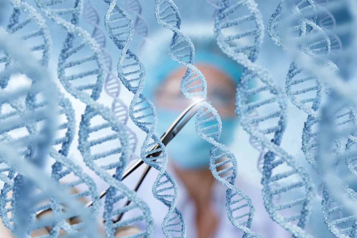 Gene silenziato permetterà di convertire le cellule tumorali in cellule sane - Doctor examines DNA molecules on blurred background.