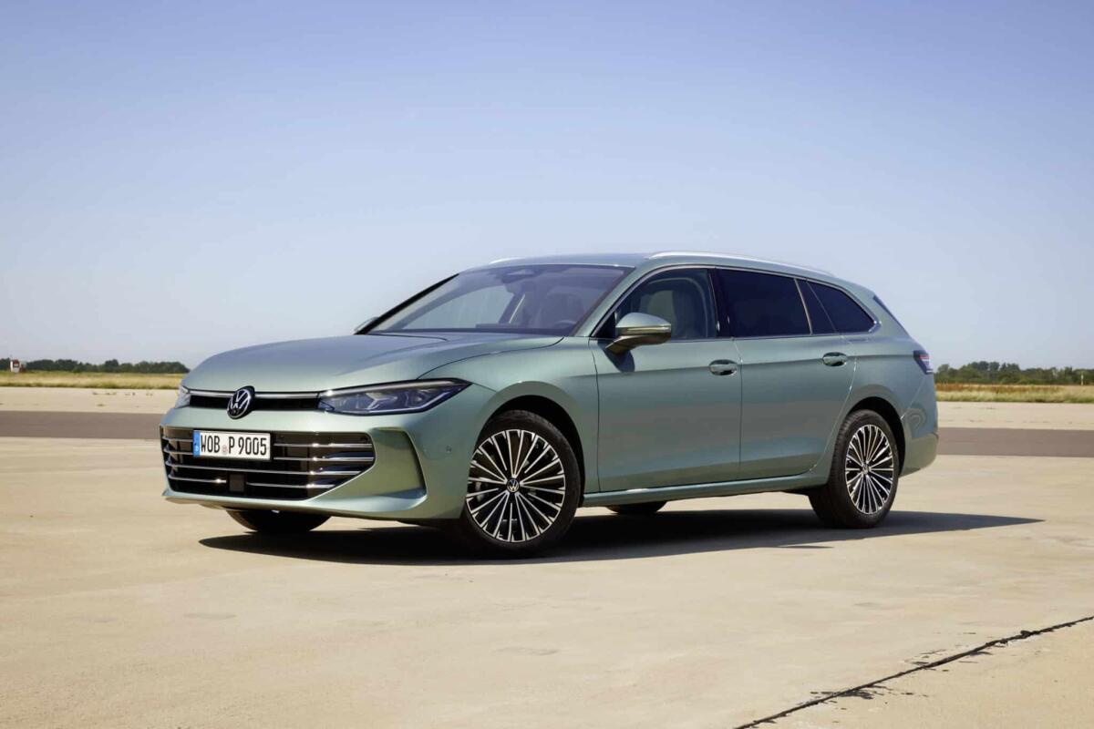 Volkswagen Passat 2024: tutto ciò che c'è da sapere sulla nuova sw di Wolfsburg - The new Passat Variant Elegance in the colour Mariposit Green Metallic