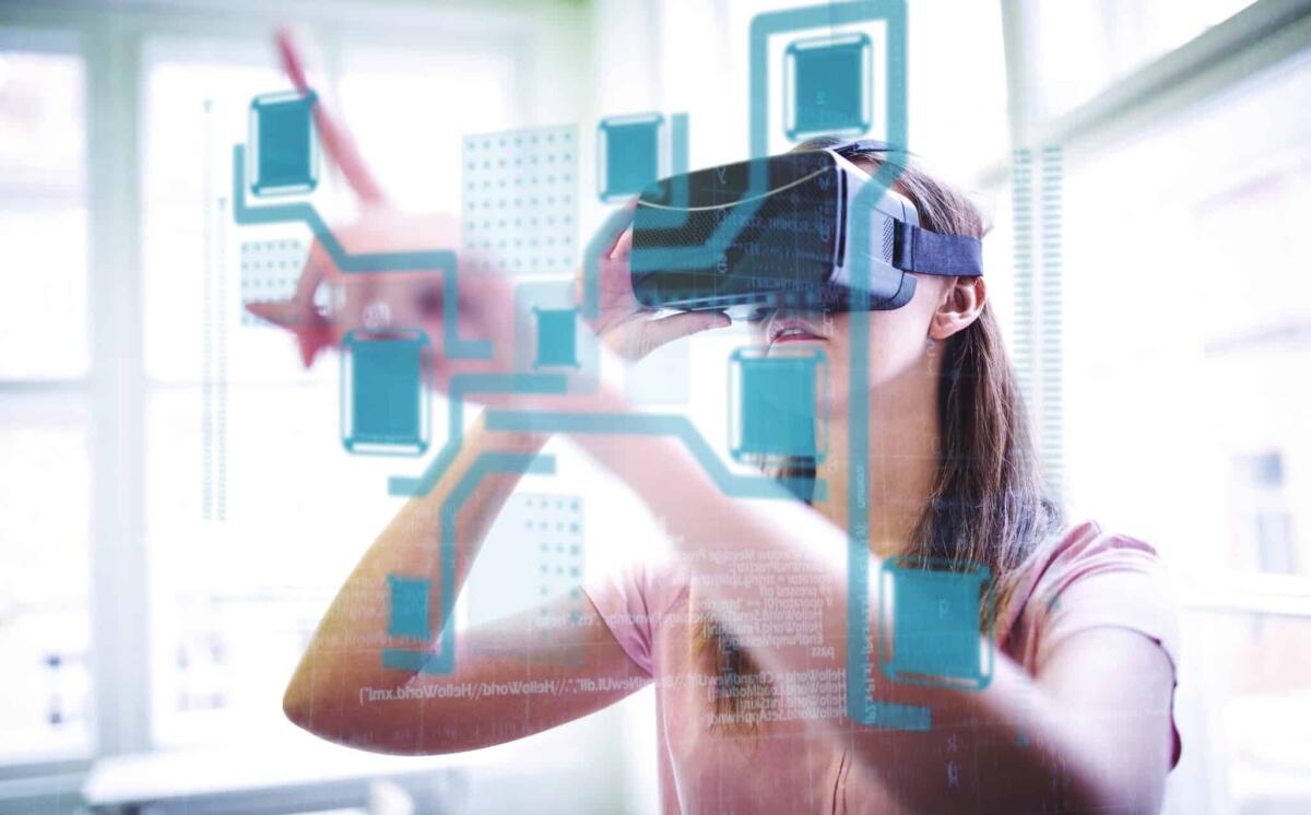 Quali sono gli effetti del metaverso sul cervello? - Technology interface  against woman using a virtual reality device